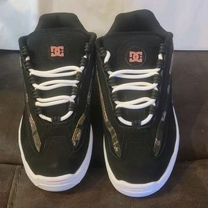 Rare DC women's Legacy shoe  Excellent cond